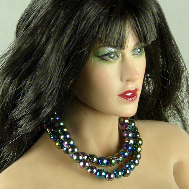 Nouveau Toys 1/6 Scale Female Dark Iridescent Pearl Double Loop Necklace